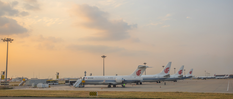 1711615713983306CC74.jpg 攝圖網(wǎng)_501671327_大氣北京首都機(jī)場停機(jī)坪(企業(yè)商用).jpg